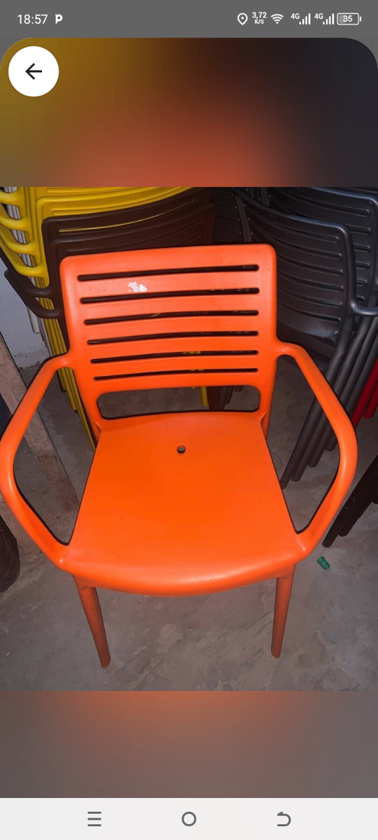 Chaise en plastique orange