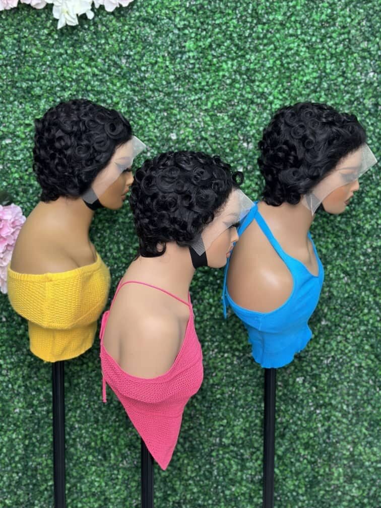 Perruque bouclée en dentelle