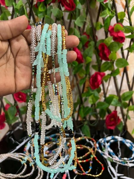 Colliers en perles colorés