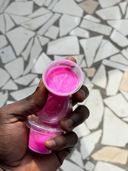 PRODUIT DE LÈVRES ROSES