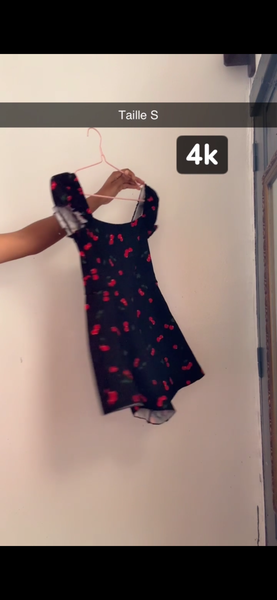 Robe noire à fleurs