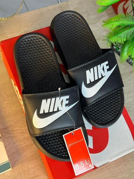 Claquettes Nike