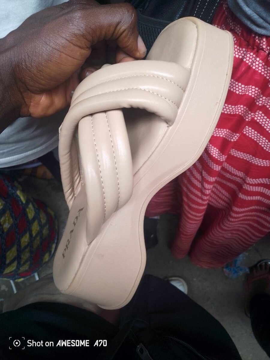 Sandales compensées élégantes