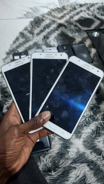 Smartphones Samsung J7 V