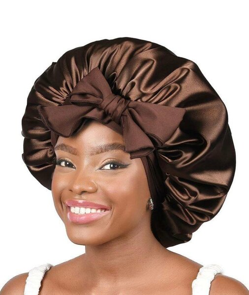 Bonnet en satin avec nœud