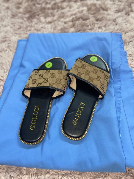 Sandales Gucci avec la jupe