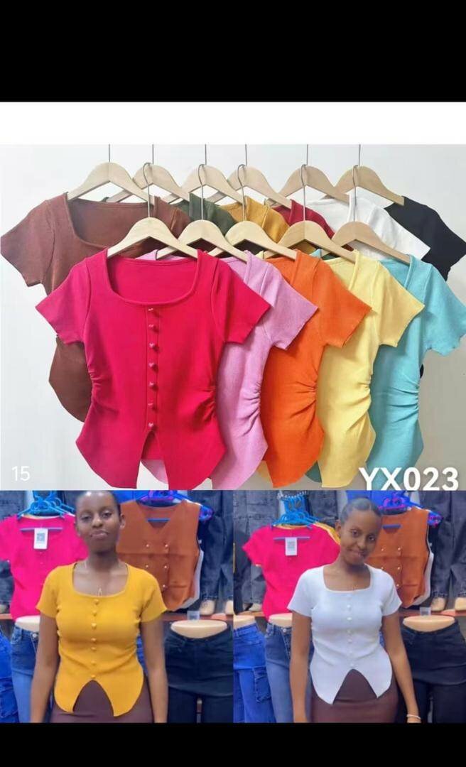 T-shirts colorés à boutons