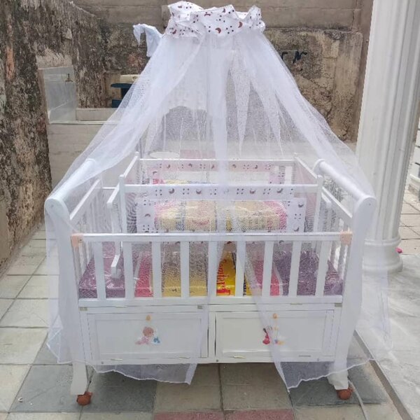 Lit bébé en bois avec baldaquin