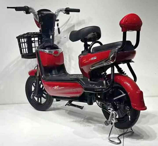 Scooter électrique rouge moderne