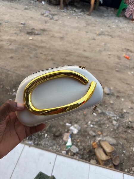 Élégante pochette dorée