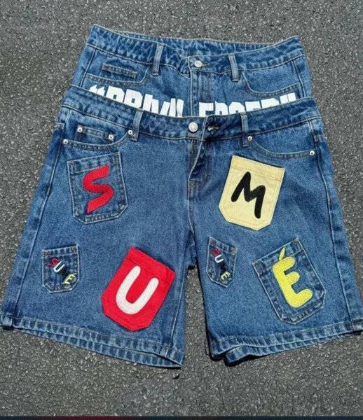 Short en jean avec patches colorés