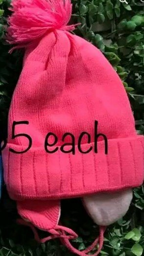 Pink tie cap with 1 pompom