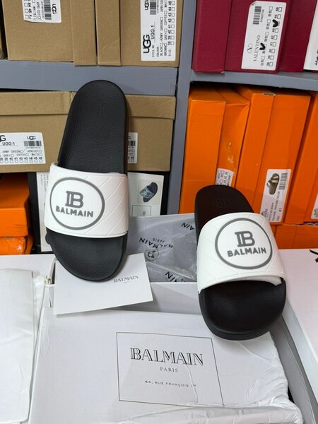 Claquettes Balmain élégantes