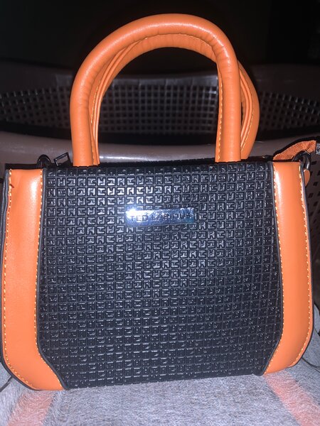 Sac à main élégant noir et orange