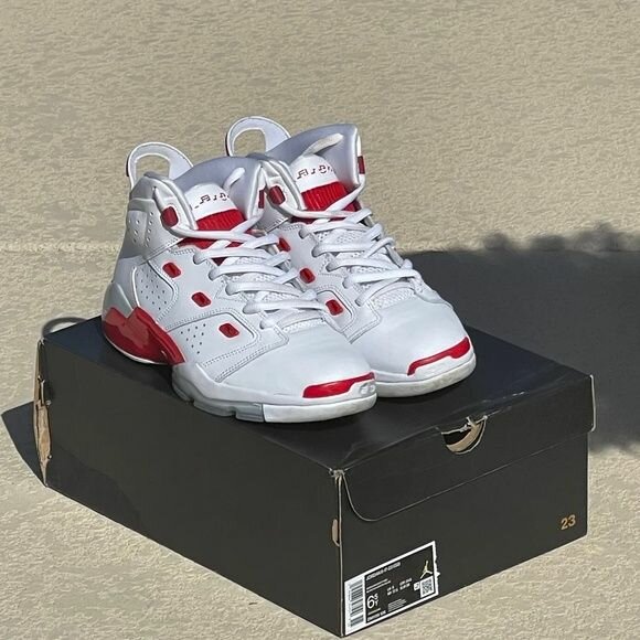 Baskets blanches et rouges