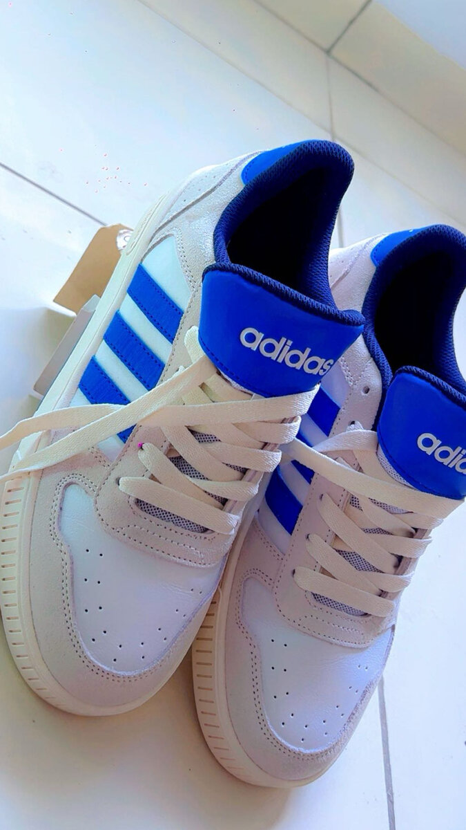 Baskets Adidas blanches et bleues