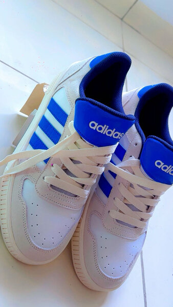 Baskets Adidas blanches et bleues