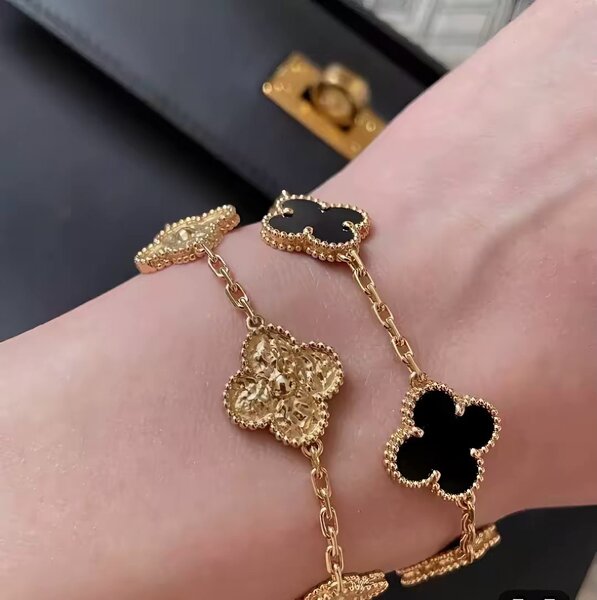 Bracelet trèfle noir doré élégant