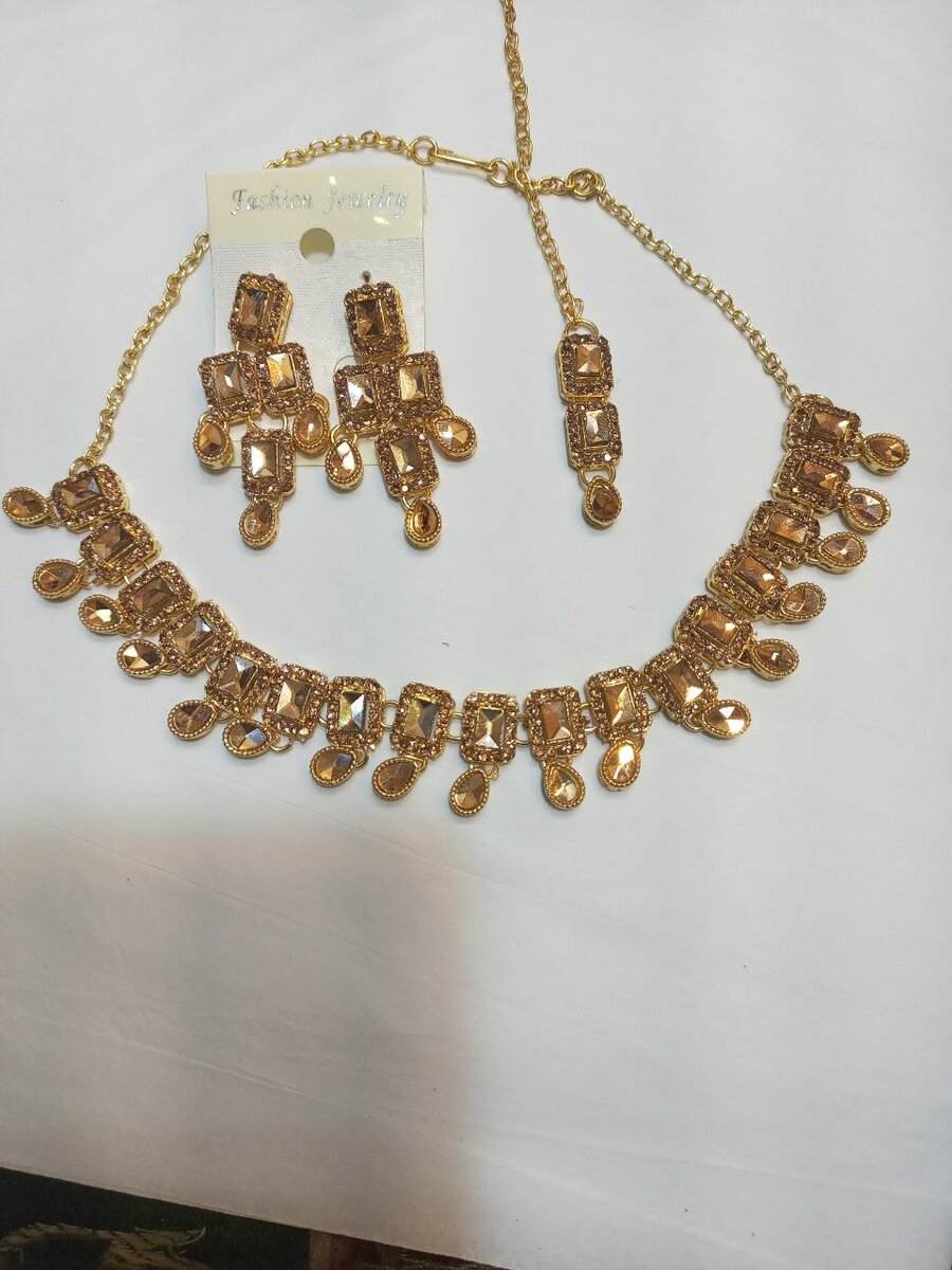 Necklace earrings with bindi