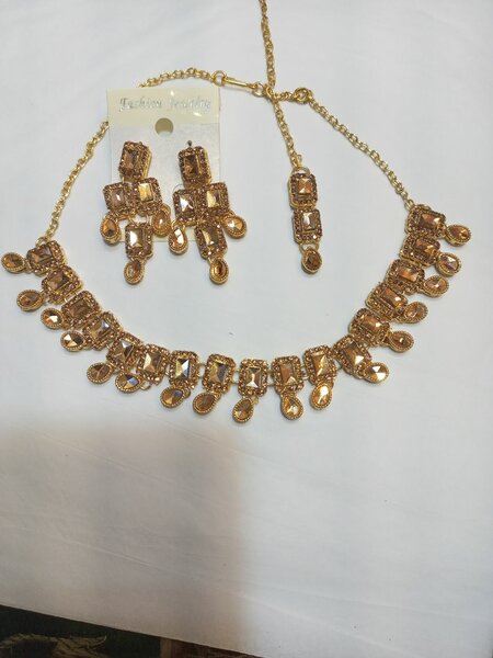 Necklace earrings with bindi