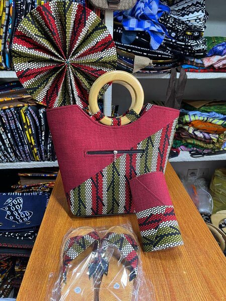 Ensemble sac, éventail et sandales africains