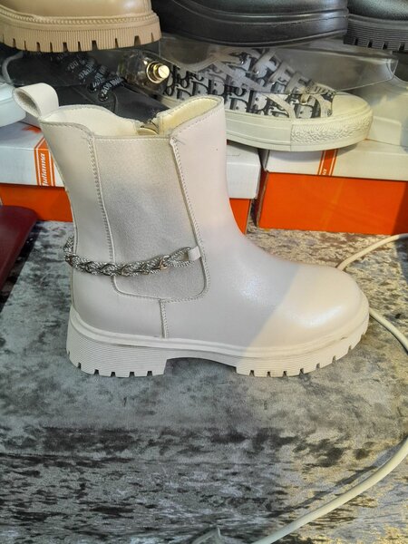 Айымдардын бут кийими