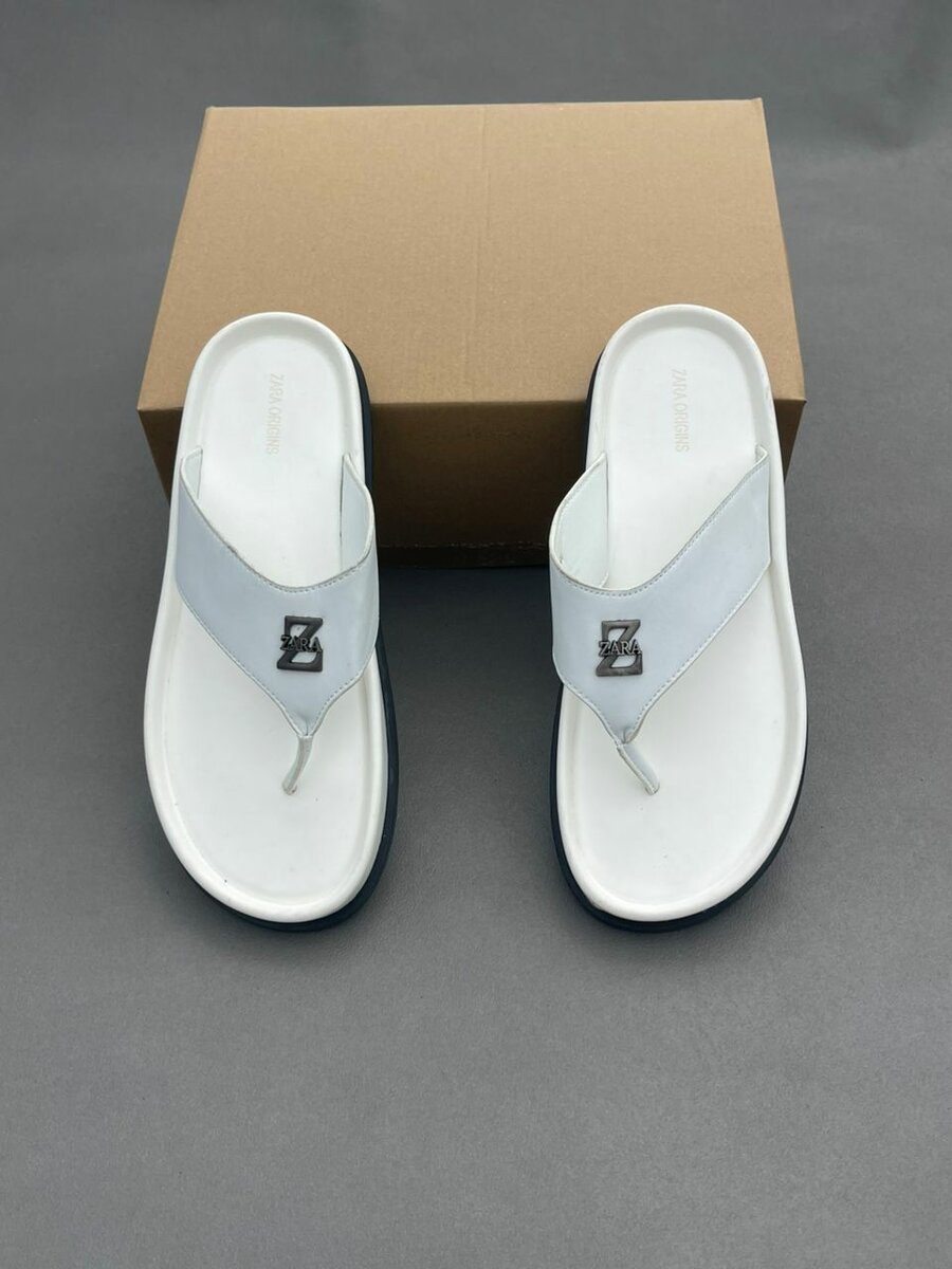 Tongs élégants en cuir blanc