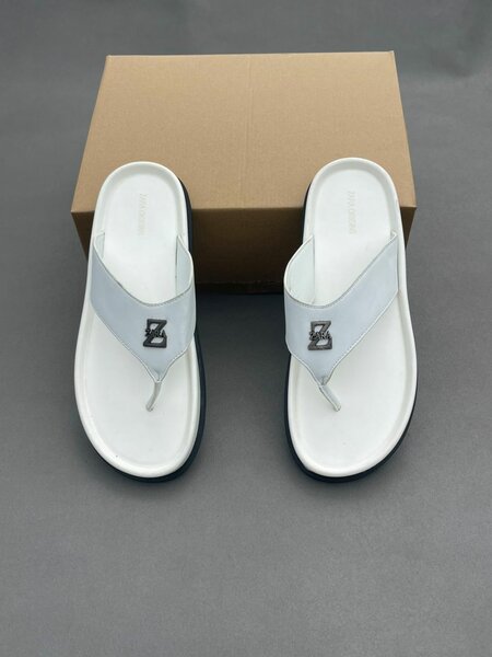 Tongs élégants en cuir blanc