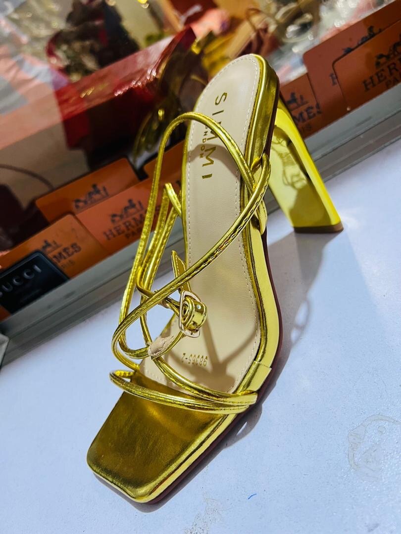Sandales à talons dorées