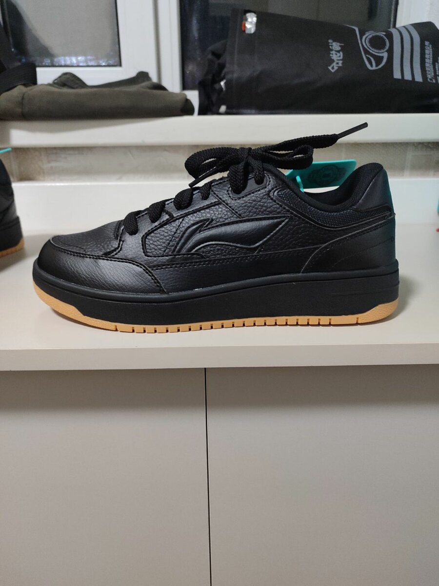 Продаю новые  оригинальные кроссовки Li ning, размер 42.