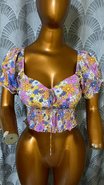 Top fleuri à manches bouffantes