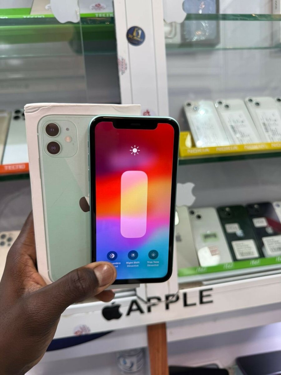 iPhone 11 64go quasi neuf avec son carton juste sans Face ID