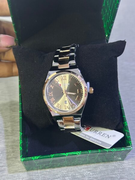 Montre élégante en métal doré