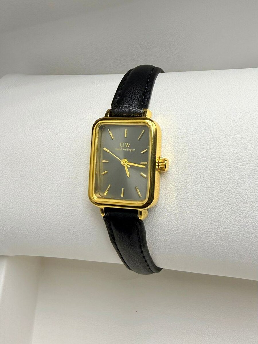 Montre élégante carré femme