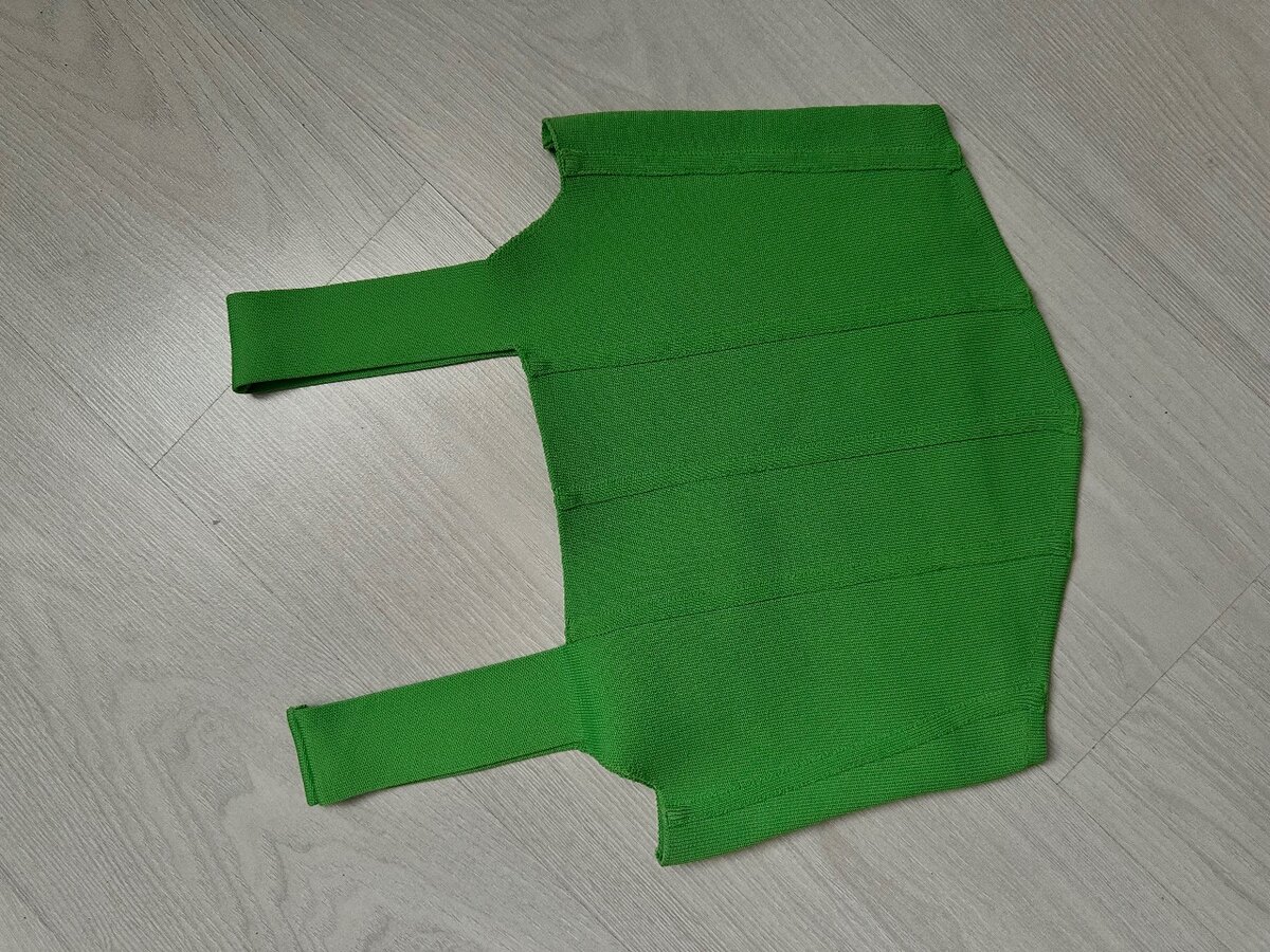 Зеленый плотный топ