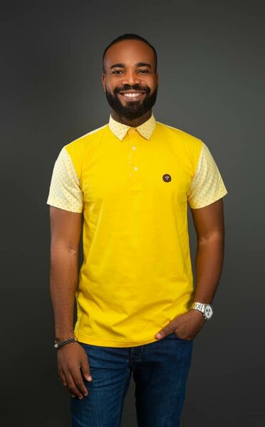 Polo jaune homme moderne