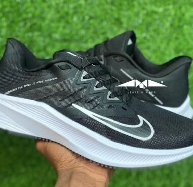 Nike sneakers black