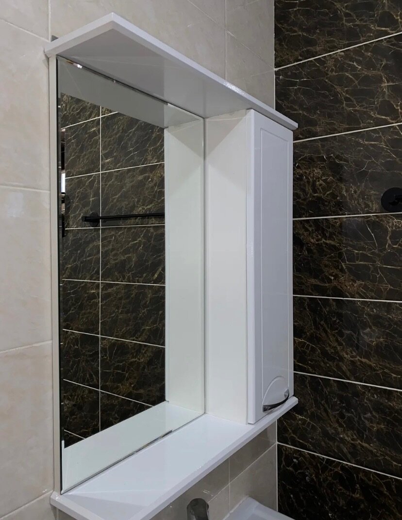 Зеркало с полочками