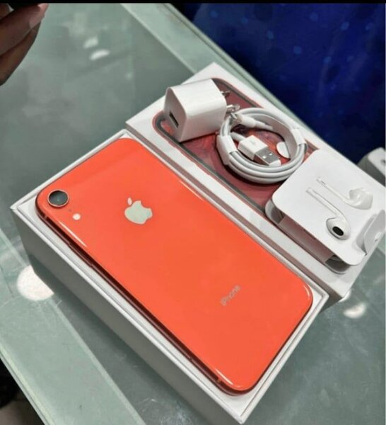 iPhone XR rouge avec accessoires