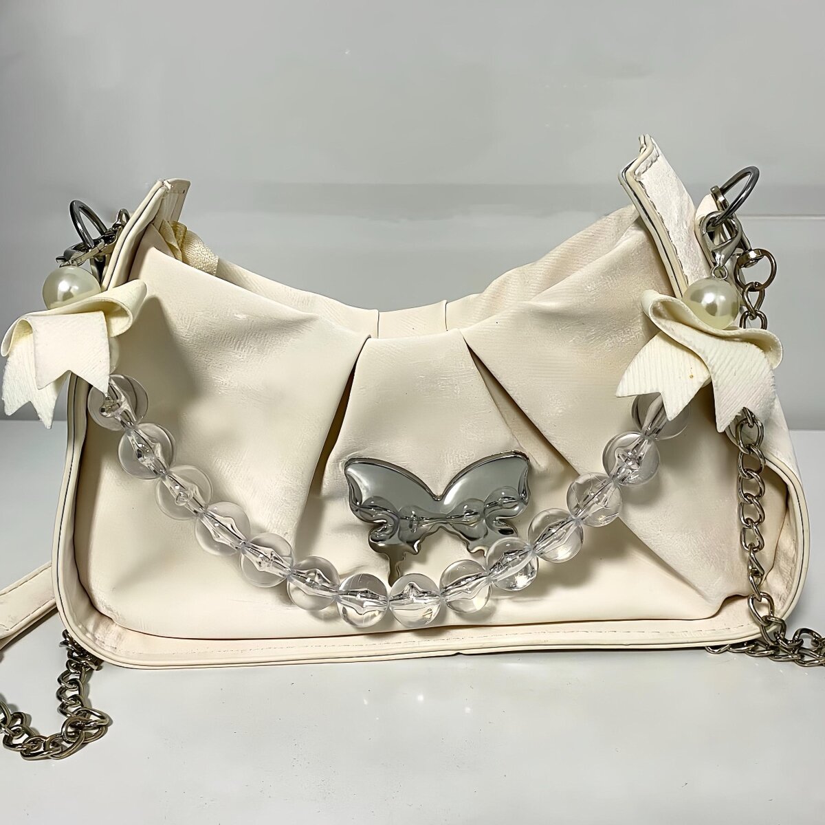 Элегантная белая сумка