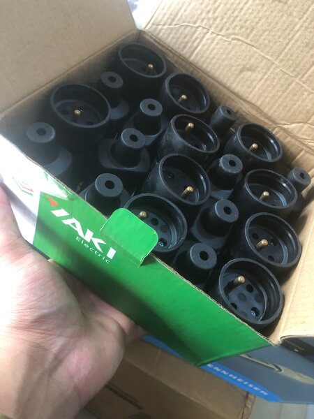 Fiches électriques robustes