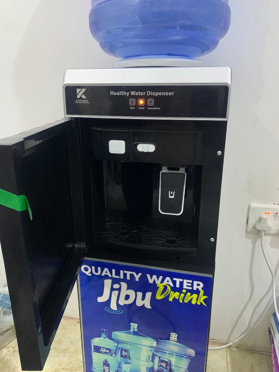 Hot and cold water dispenser