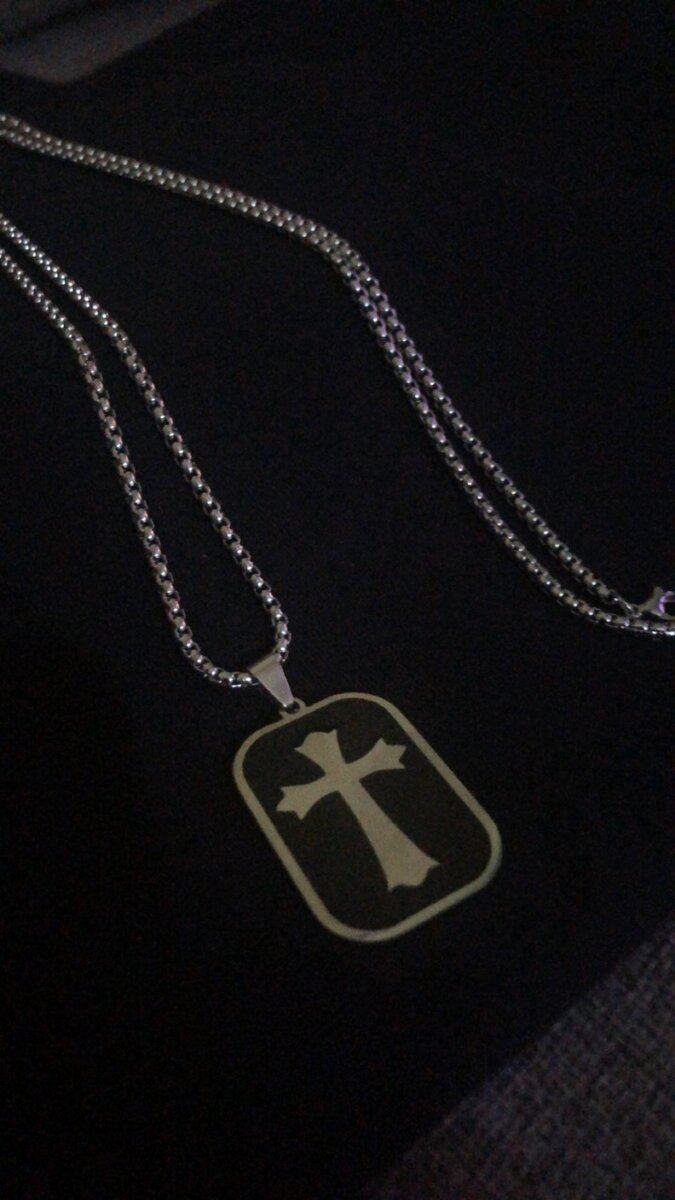 Collier pendentif croix élégante