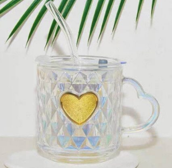 Embossed Gold Heart Iridescent Diamond Textured Glass Mug Design Love Shaped Handle Coffee Tea Glass Cup with Spill-Proof Lid and Glass Straw