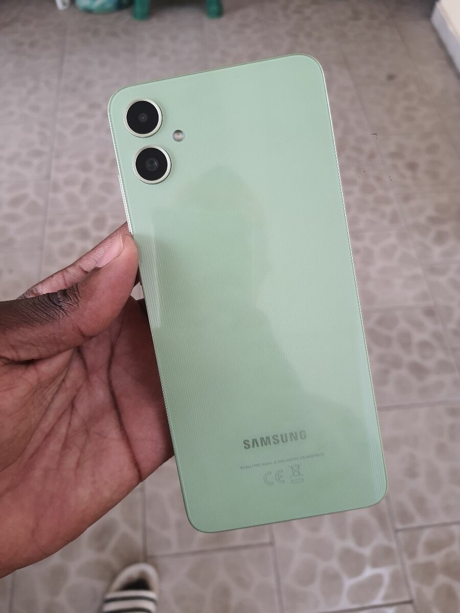 Samsung A05 avec le carton