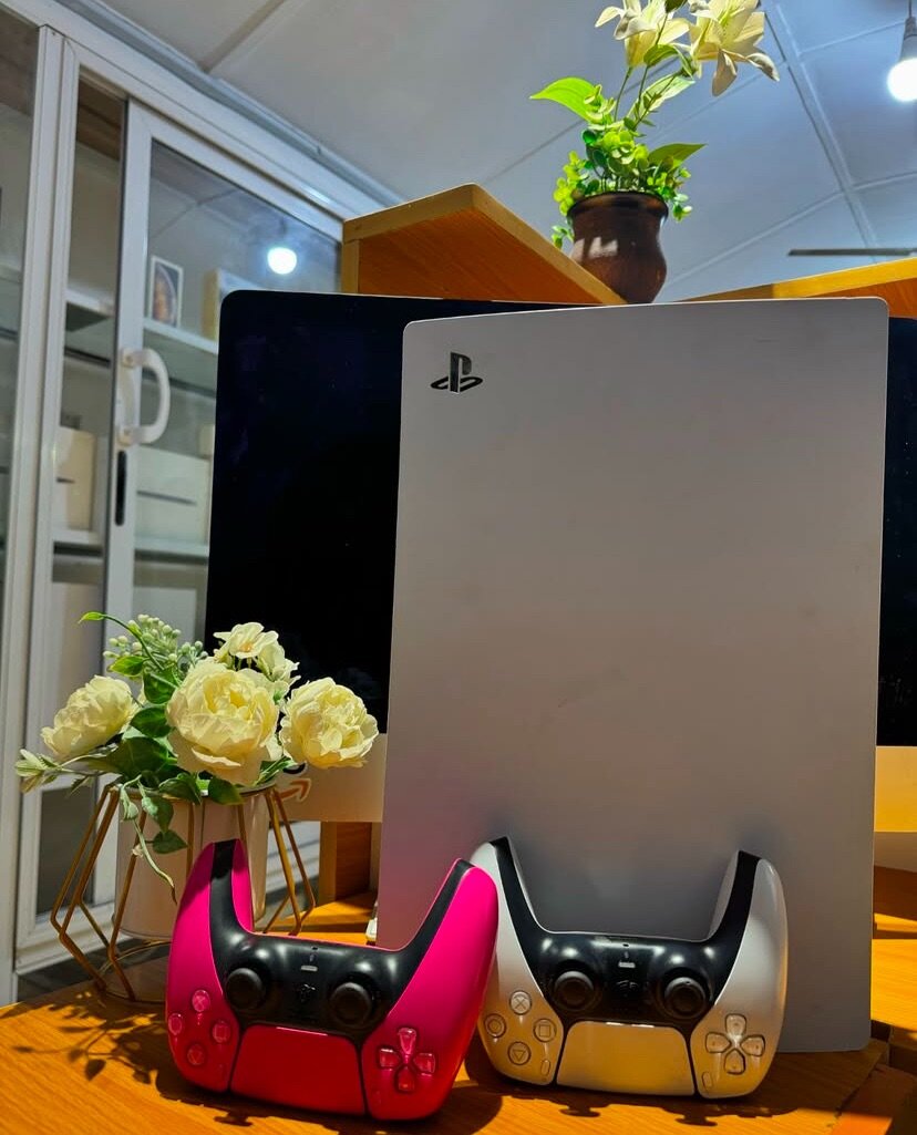 Neatly used PS5 with 2 controllers and offline games; GTA