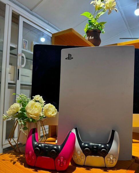 Neatly used PS5 with 2 controllers and offline games; GTA