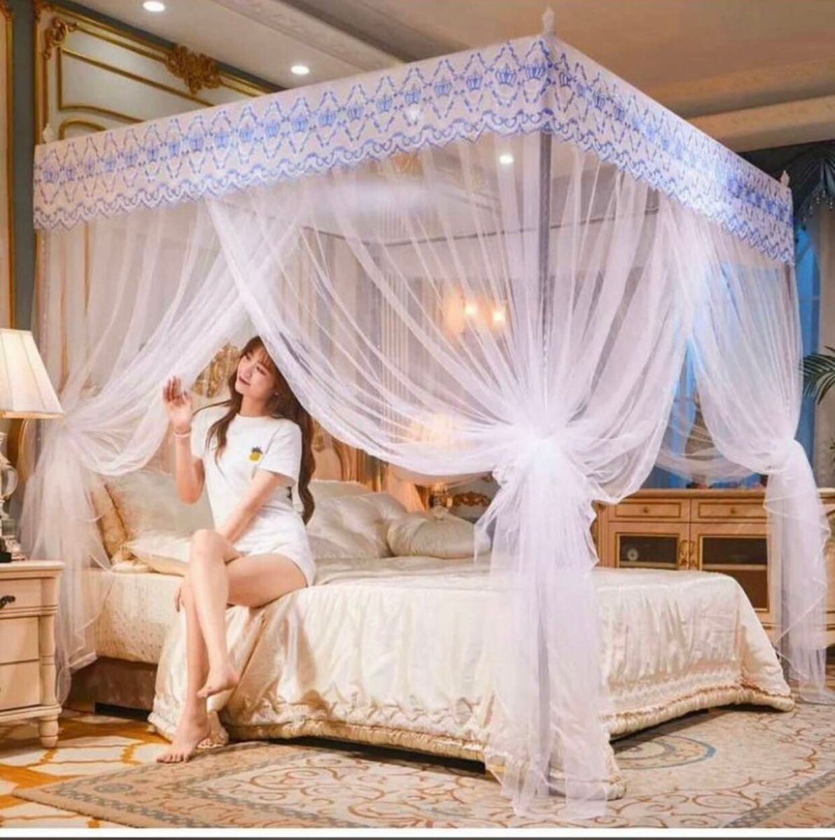 Three-door mosquito net for bed, white