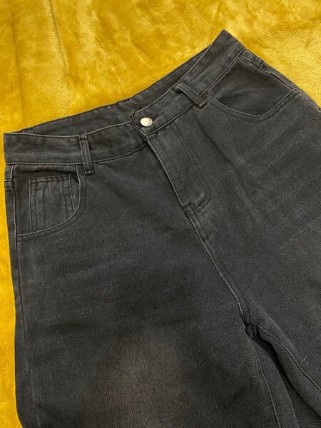 Серые джинсы широкие