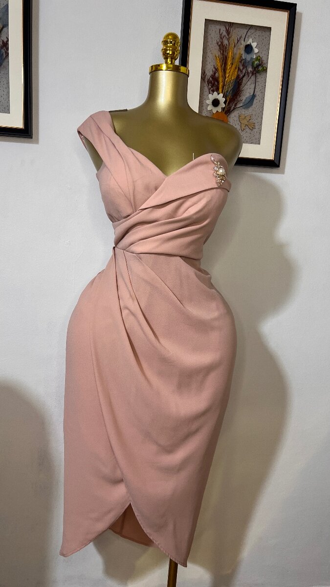 Robe élégante épaule dénudée